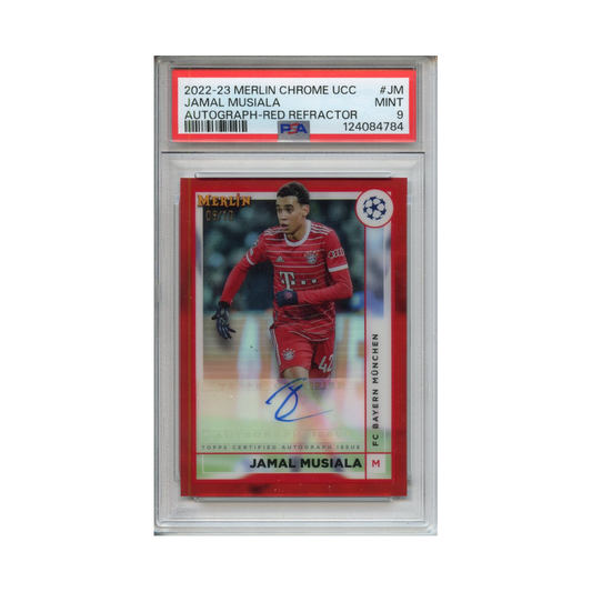 Jamal-Musiala-Autograph-Red-Refractor-2022-23-Merlin-Chrome-UCC-PSA-9-Vorderseite